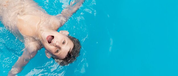 Niño de tiro medio en piscina