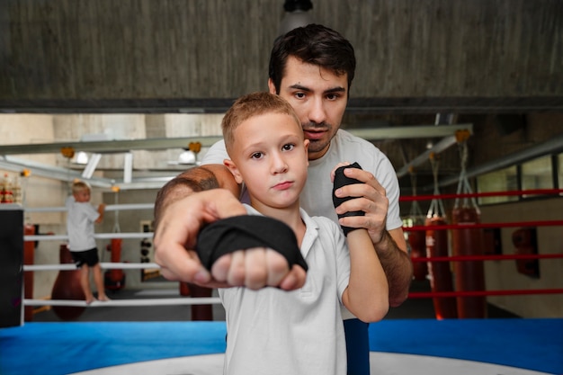 Foto gratuita niño de tiro medio practicando boxeo.