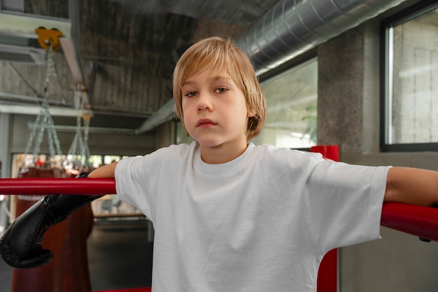 Foto gratuita niño de tiro medio practicando boxeo.