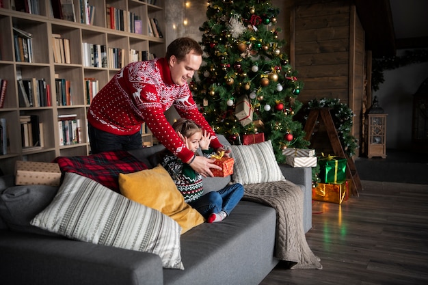 Niño de tiro medio recibiendo regalo