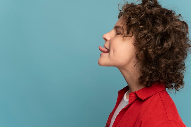 Foto gratuita niño de tiro medio sacando la lengua