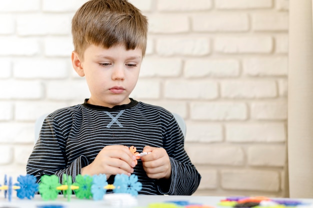 Niño de tiro medio siendo creativo