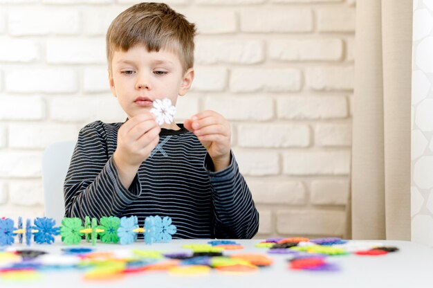 Niño de tiro medio siendo creativo