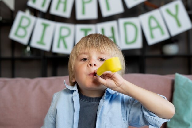 Niño de tiro medio con silbato