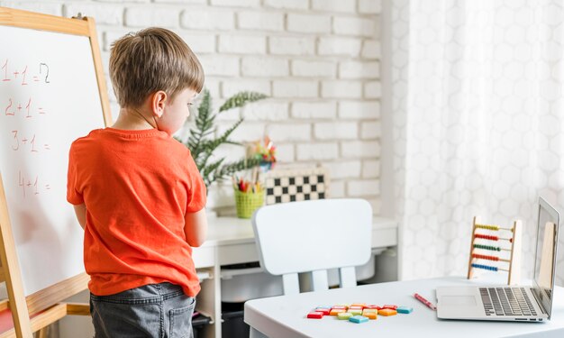 Foto gratuita niño de tiro medio con tablero