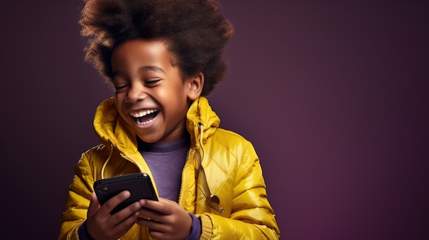 Foto gratuita niño de tiro medio con teléfono inteligente en el interior