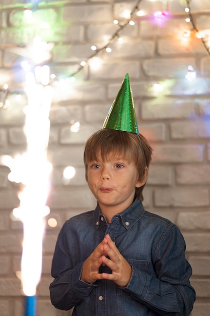 Niño de tiro medio viendo fuegos artificiales