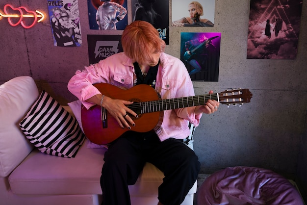 Niño tocando la guitarra vista frontal