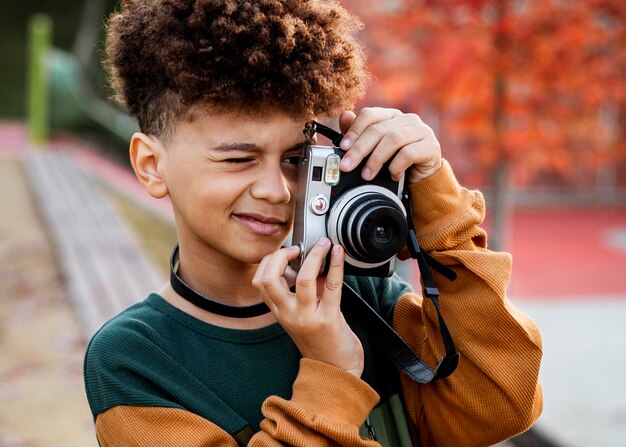 Niño tomando una foto con su cámara