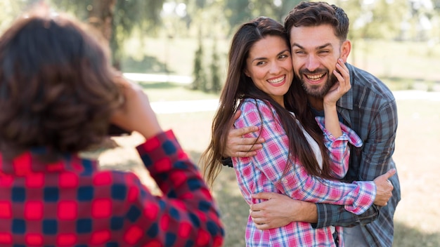 Niño tomando fotografías de sus padres en el parque