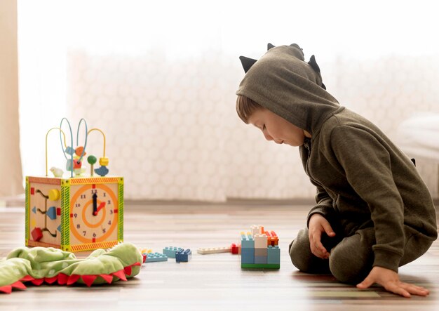 Niño con traje jugando en el interior