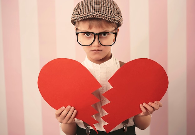 Foto gratuita niño triste, con, corazón roto