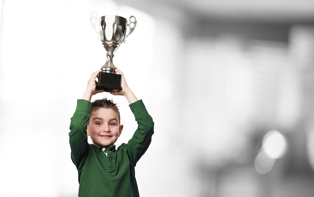 Foto gratuita niño con un trofeo