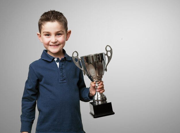 Niño con un trofeo