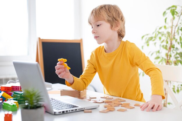 Niño usando una computadora portátil en casa