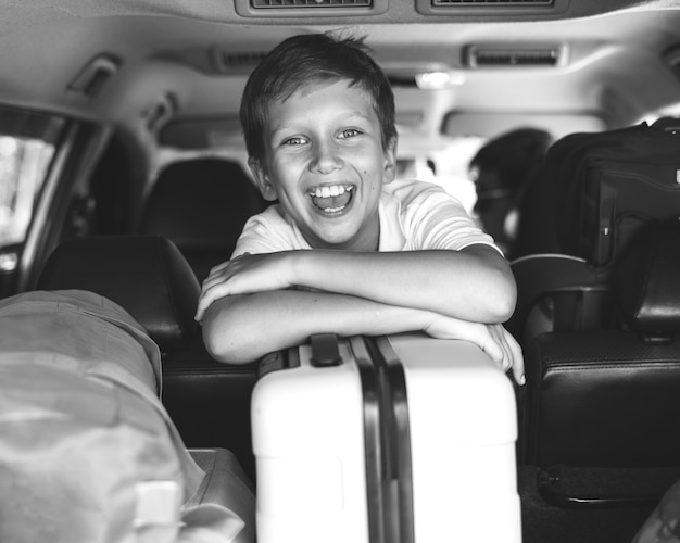 Foto gratuita niño va de vacaciones en coche