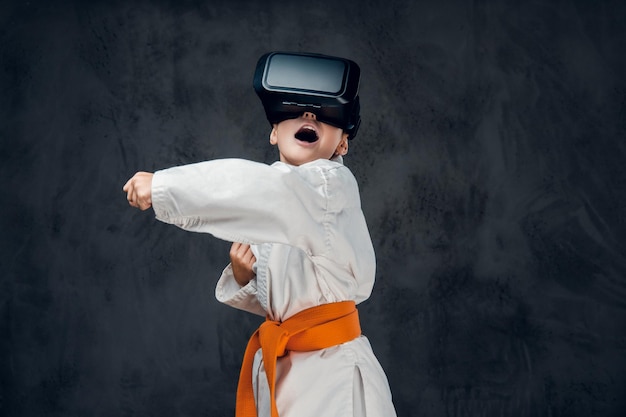 Niño vestido con un kimono blanco con gafas VR en la cabeza.