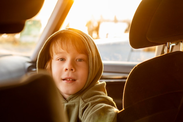 Foto gratuita niño en un viaje por carretera en el coche.