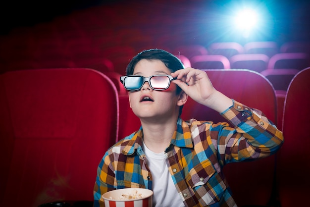 Niño viendo película en el cine