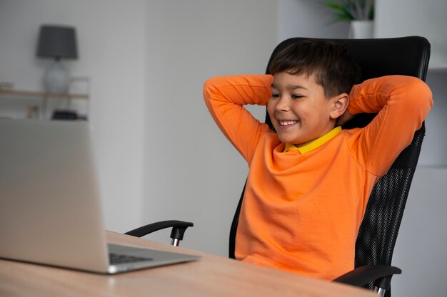 Niño viendo películas en la computadora portátil