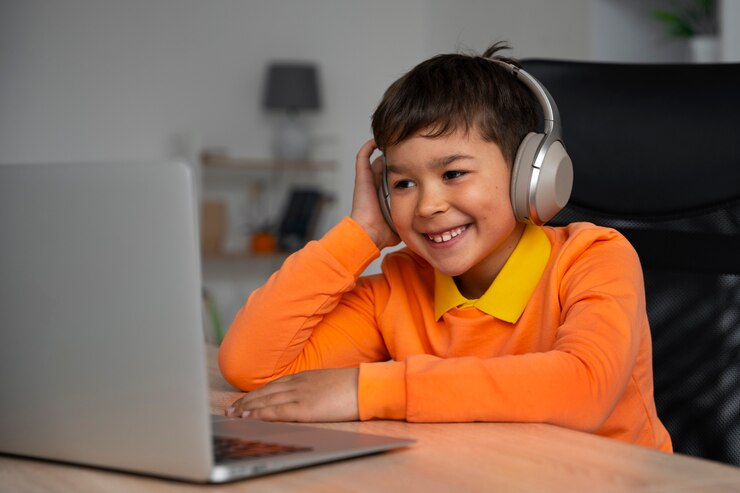 Foto gratuito niño viendo películas en la computadora portátil
