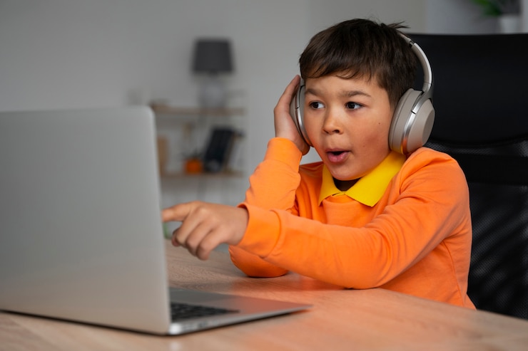 Foto gratuito niño viendo películas en la computadora portátil