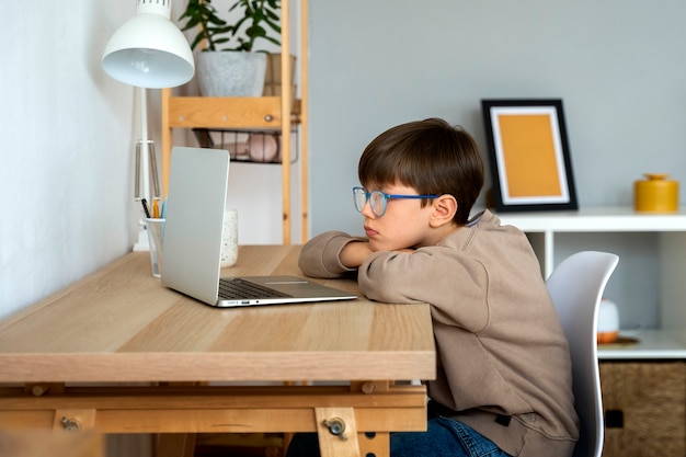 Niño viendo películas en la computadora portátil