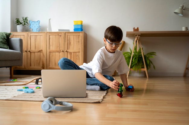 Foto gratuita niño viendo películas en la computadora portátil