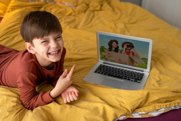 Niño viendo películas en la computadora portátil