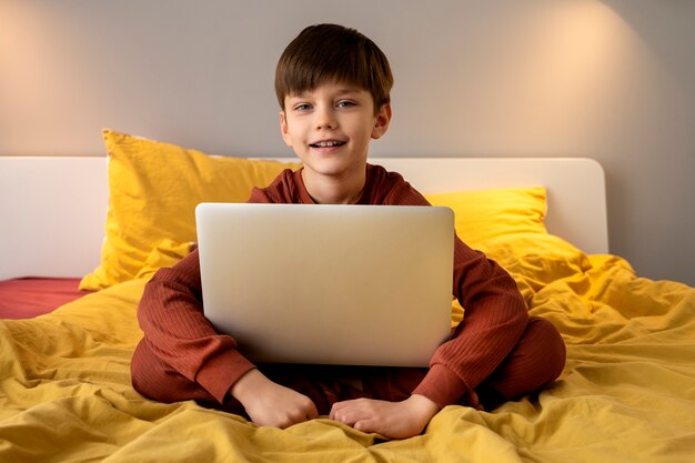 Niño viendo películas en la computadora portátil