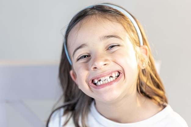 Foto gratuita niño durante la visita al ortodoncista y revisión de la cavidad bucal