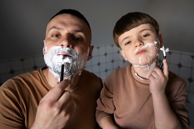 Niño de vista frontal aprendiendo a afeitarse