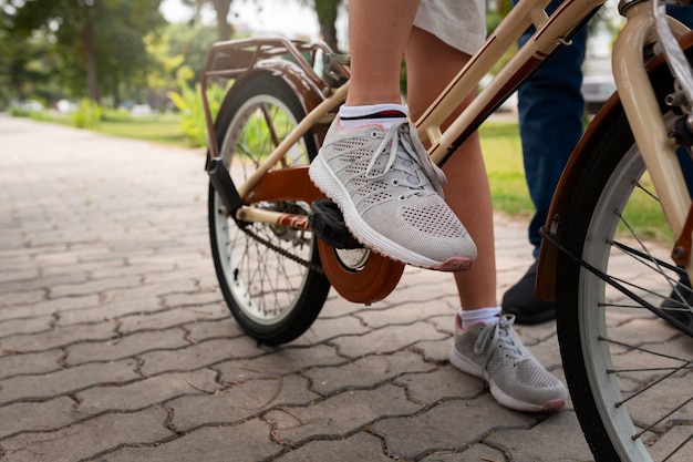 Foto gratuita niño de vista lateral en bicicleta