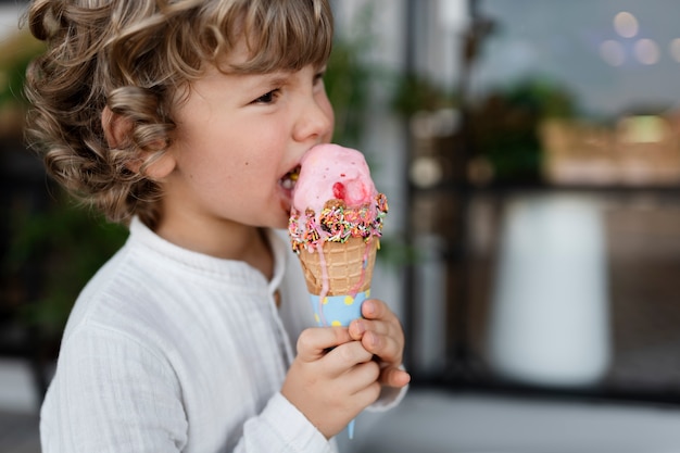 Niño de vista lateral comiendo helado