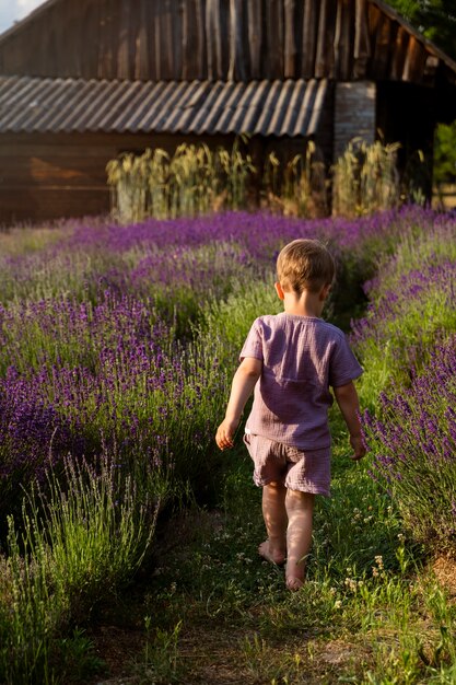 Niño de vista trasera caminando al aire libre