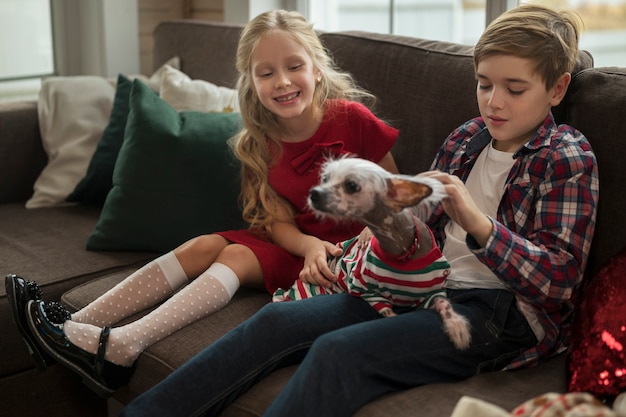 Foto gratuita niños adorables disfrutando el día de navidad