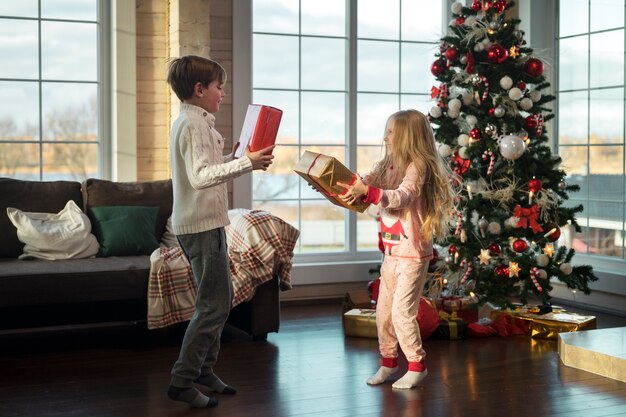 Niños adorables disfrutando el día de navidad