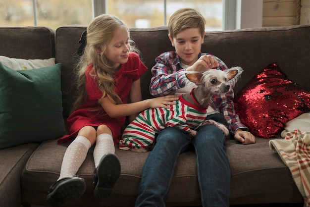 Foto gratuita niños adorables disfrutando el día de navidad