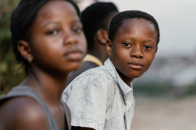 Niños africanos al aire libre