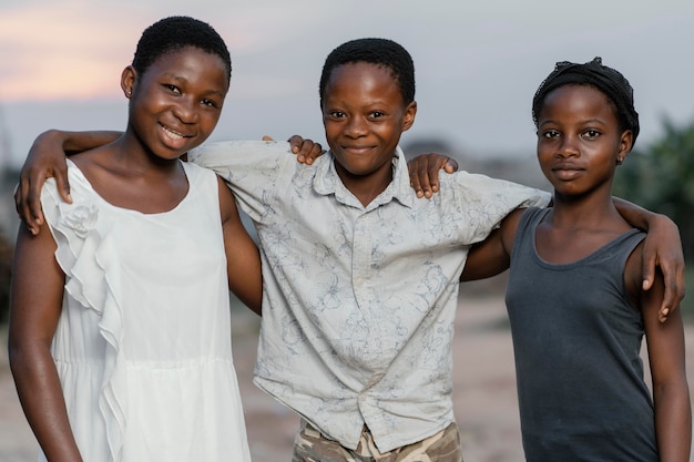 Foto gratuita niños africanos al aire libre