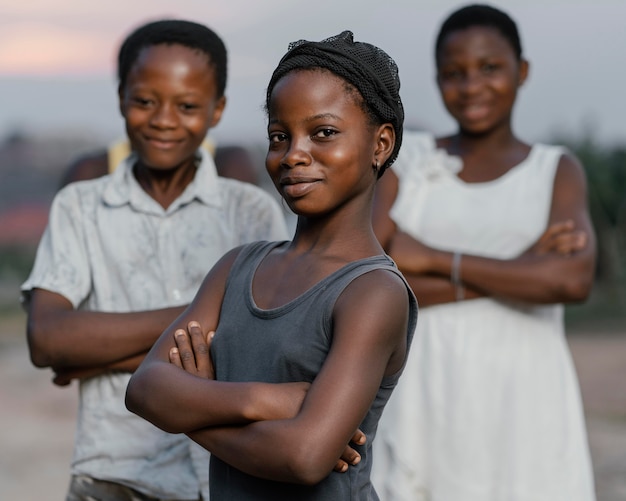 Niños africanos con los brazos cruzados