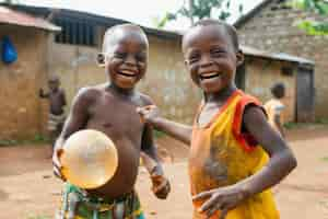 Foto gratuita niños africanos disfrutando de la vida