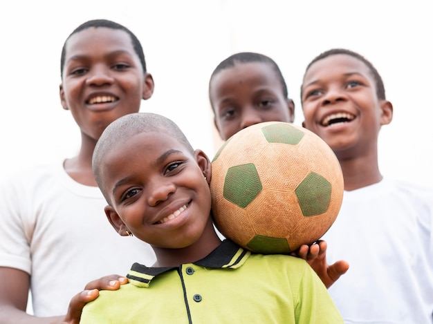 Foto gratuita niños africanos con pelota de fútbol