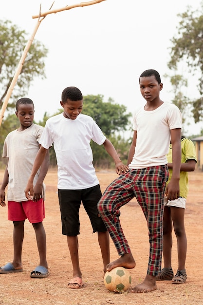 Foto gratuita niños africanos con pelota de fútbol