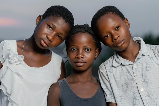 Foto gratuita los niños africanos de pie frente a frente