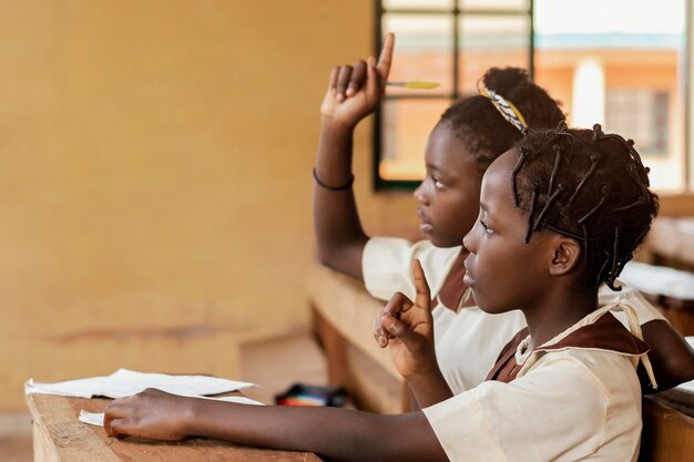 Niños africanos prestando atención a la clase.