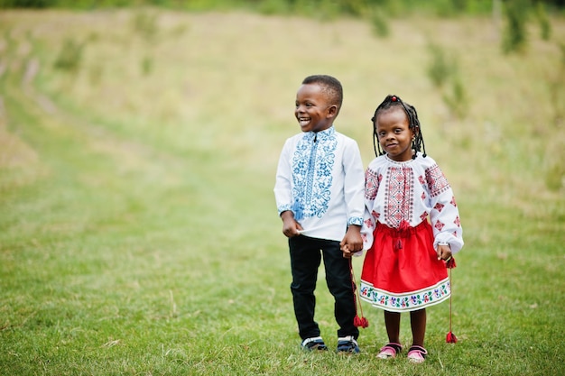 Niños africanos con ropa tradicional en el parque