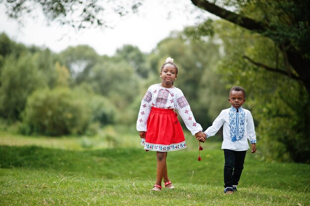 Niños africanos con ropa tradicional en el parque