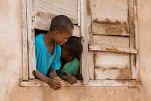 Foto gratuita niños africanos sonrientes de tiro medio