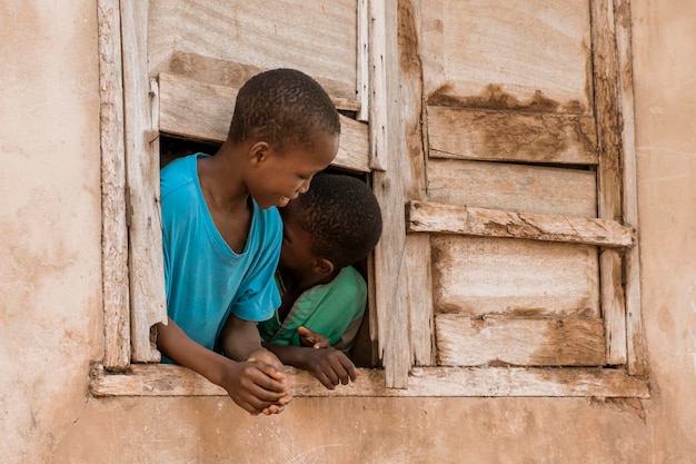 Niños africanos sonrientes de tiro medio